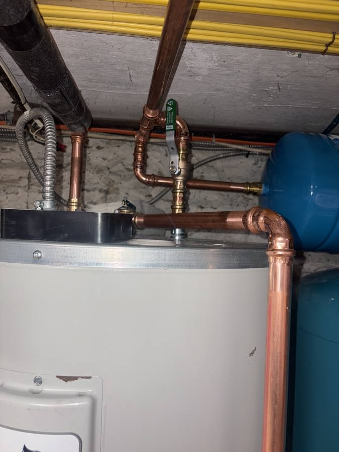 Top of the new tank: new copper lines, a new shut-off valve and a new expansion tank